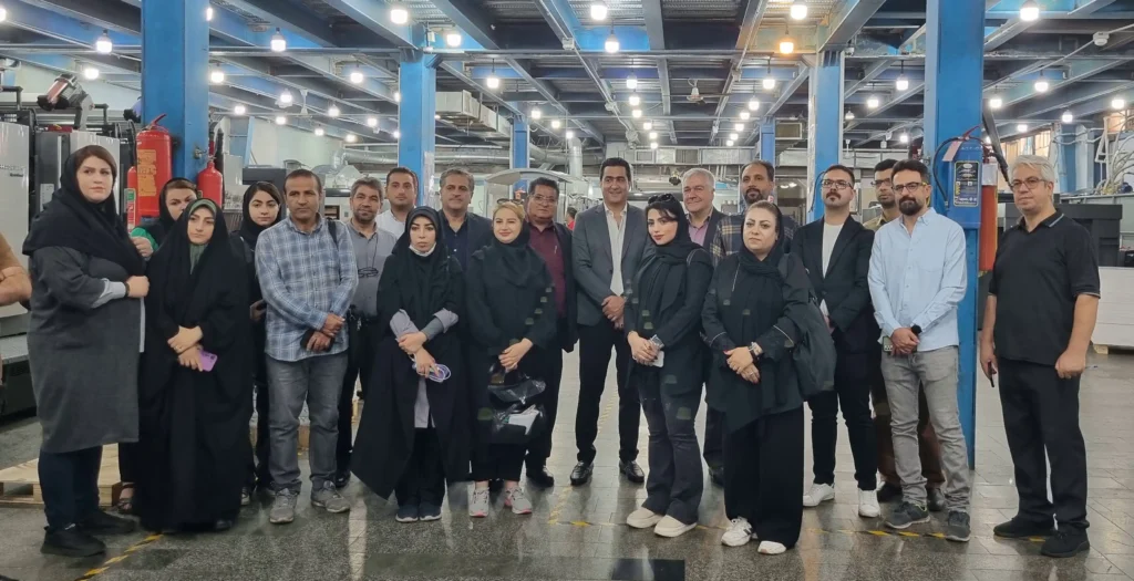 بازدید جمعی از خبرنگاران و عکاسان رسانهها از چاپخانه هلدینگ نقش الماس بازدید جمعی از خبرنگاران و عکاسان رسانهها از چاپخانه هلدینگ نقش الماس
