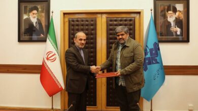 روابط‌عمومی رسانه ملی، متن حکم پیمان جبلی برای جواد رمضان‌نژاد به این شرح است: «هدایت، نظارت و حمایت از رسانه‌‏های صوت و تصویر فراگیر در فضای مجازی به‌منظور ایجاد نهضت تولید و انتشار محتوا و خدمات صوت و تصویر مبتنی بر اخلاق رسانه‌‏ای و فرهنگ اسلامی – ایرانی در فضای مجازی از مهم‏‌ترین مأموریت‌‏های ساترا است. انتظار می‌‏رود اهداف اساسی تأسیس این نهاد تنظیم‌‏گری را که قانون برعهده سازمان صداوسیما قرار داده است سرلوحه همه اقدامات آن نهاد در هدایت و نظارت مؤثر در فرآیند تولید و انتشار محتوا و خدمات صوت و تصویر فراگیر در فضای مجازی، صدور مجوزهای لازم به ارائه‌دهندگان خدمات در این عرصه، تهیه و تنظیم نظام‌‏نامه‌‏ها، روش‏‌های اجرایی و دستورالعمل‏‌های کاربردی و ساماندهی حوزه صوت و تصویر فراگیر قرار دهید. بدیهی است حمایت هم‏‌زمان از خدمات‌دهندگان و مخاطبان و کاربران این حوزه و تهیه دستورالعمل‌‏های نظارتی و آیین‏‌نامه‌‏های مکمل چرخه تنظیم‏‌گری و نظارت طبق قانون، پشتیبانی اصولی از حوزه تولید محتوا و خدمات و ایجاد نشاط اجتماعی برای افزایش سهم مصرف محتوای سالم صوت ‏و تصویر فراگیر و ایجاد ابزارهای تشویقی و حمایتی در این راستا با هدف تقویت رویکرد خط سبزی و پرداختن بیشتر فعالان تولید محتوا در این عرصه به حوزه‏‌های مغفول‌مانده اولویت‌‏دار فرهنگی موردنیاز جامعه اصیل و فهیم ایرانی به‌جای تمرکز صرف‏ بر تنظیم‌‏گری خط‏‏قرمزی ازجمله وظایف مهم و دارای اولویت ساترا است. به‏‌منظور تحقق مأموریت‌‏ها و وظایف محوله،‌ تعامل و همکاری و استفاده از ظرفیت تمامی دستگاه‌‏های مسئول دولتی و حاکمیتی که در قوانین مشخص شده لازم و ضروری است.» رئیس رسانه ملی همچنین، از تلاش‌ها و خدمات سعید مقیسه در طول تصدی این مسئولیت قدردانی و با صدور حکم جداگانه‌ای وی را به‌عنوان مشاور رئیس سازمان صداوسیما منصوب کرده است. بنابر این گزارش، جواد رمضان‌نژاد که پیش‌ازاین عهده‌دار ریاست مرکز بسیج سازمان صداوسیما بود، دارای مدرک دکترای ارتباطات است و مدیریت شبکه‌های پنج، افق و ریاست مرکز سیمافیلم در کارنامه کاری‌اش به ثبت رسیده است.