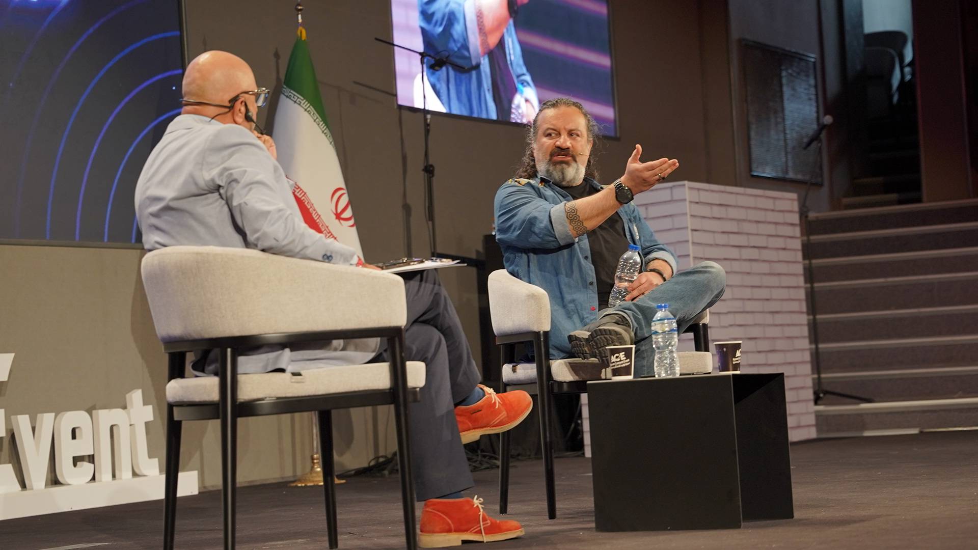 مهراب قاسمخانی، نویسنده و کارگردان، در گفتگویی صمیمانه با منصور ضابطیان با موضوع «بازار محتوا؛ عرضه و تقاضا در عصر الگوریتمها»