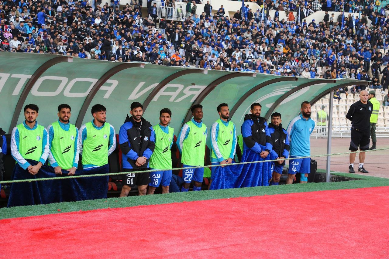 یک پرسپولیسی روی نیمکت استقلال!