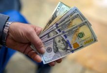 ادامه کاهش قیمت طلا و دلار/ دلار باز هم به کانال ۱۶۰ هزار تومانی رفت