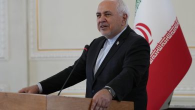 ظریف: از شهدا درس بگیریم و دلمان برای مردم بسوزد