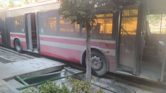 برخورد اتوبوس بدون مسافر با ۷ خودرو و موتور؛ روایت شرکت واحد از حادثه خیابان ولیعصر