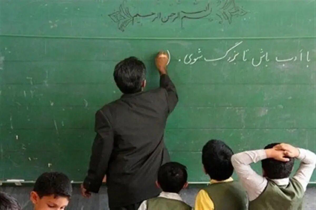 معلمان حقالتدریس آزاد از مهر امسال حقوق ۱۲ ماهه میگیرند