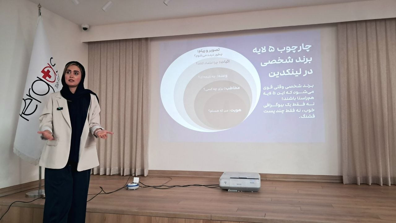 مونا هادی، مشاور شبکه&zwnj;های اجتماعی و فعال لینکدین