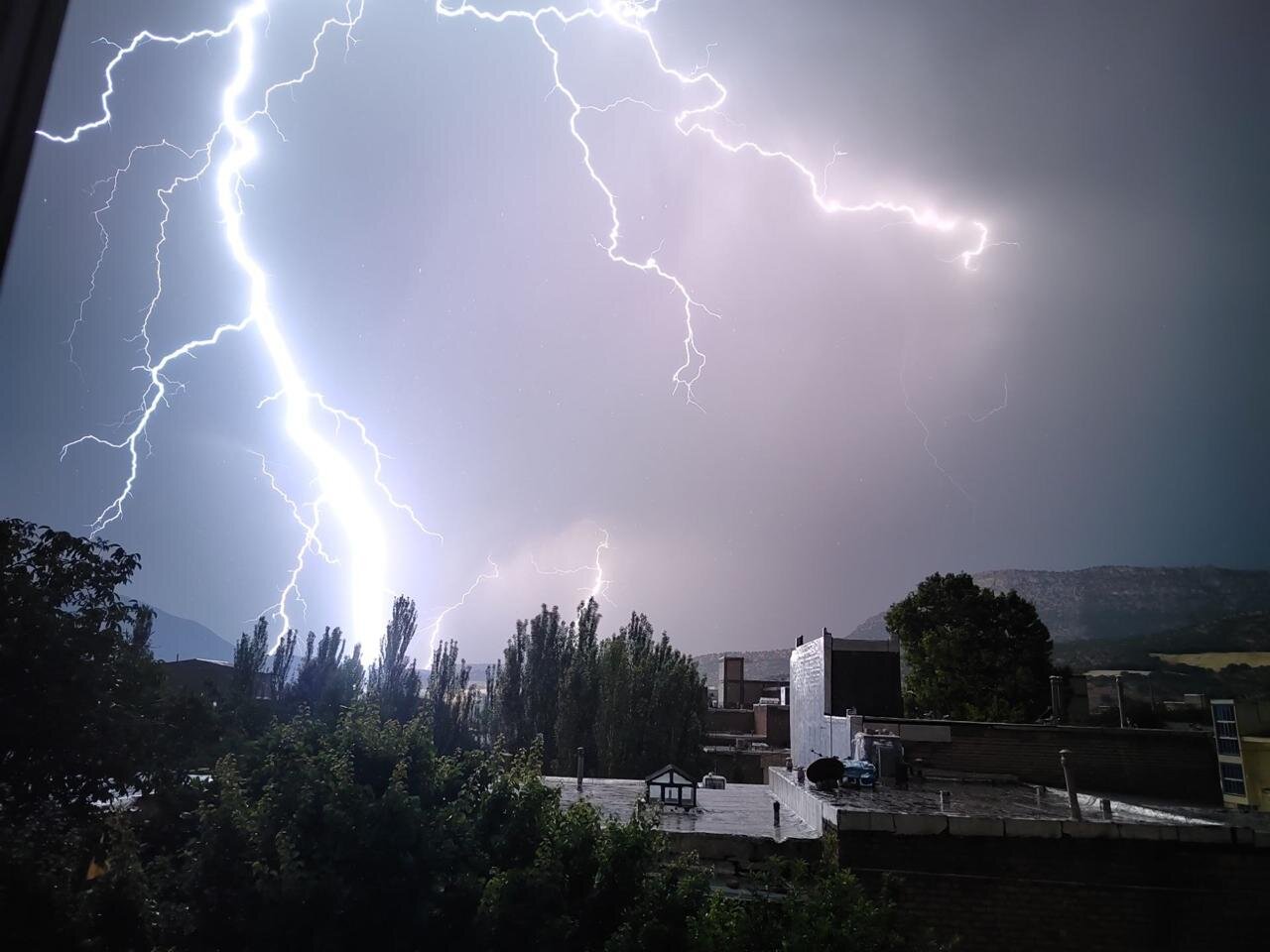 رعد و برق در آسمان