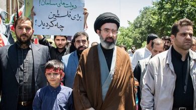سید محمدباقر حسینی خامنه‌ای در کنار پدر