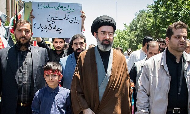 سید محمدباقر حسینی خامنه‌ای در کنار پدر